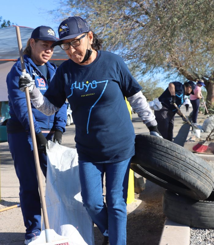 Señora moviendo llantas